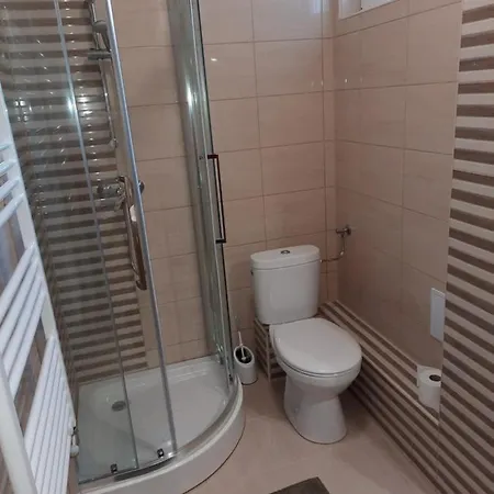 Pipacs Vendeghaz Konukevi Eğri