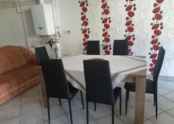Pipacs Vendeghaz Hotel *